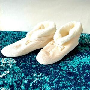 NWB Women’s Cream slipper, size LARGE